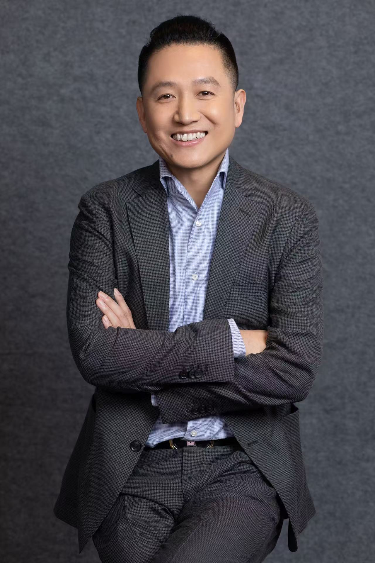 杰森老师（侯景刚 / Jason Hou）灰色西装肖像